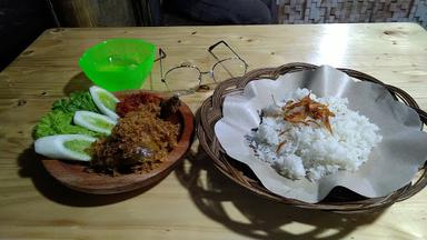 AYAM PENYET FANHO