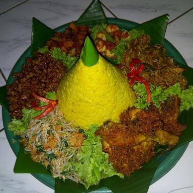 AYAM PENYET KAKA DEWI