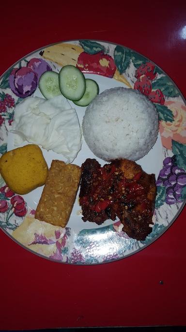 AYAM PENYET MPO MINAH