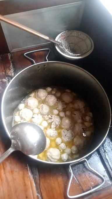 BAKSO & MIE AYAM  RAKA LOGIS