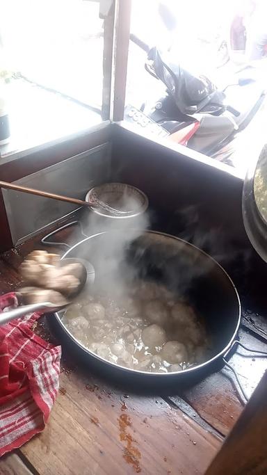 BAKSO & MIE AYAM  RAKA LOGIS