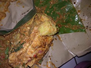 GADO-GADO MAMA KEMBAR