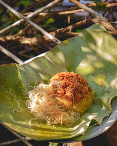 NASI KUNING BUNGKUS DAUN PISANG