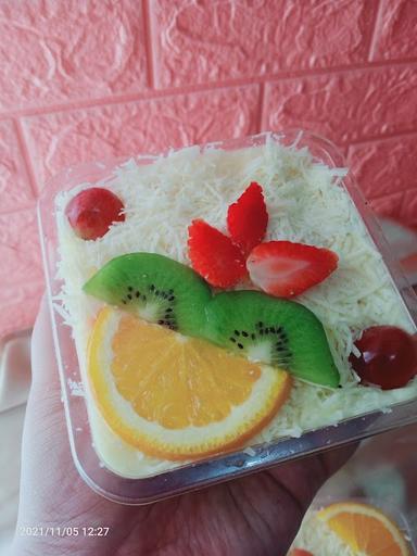 FAUNA SALAD BUAH & CAKE