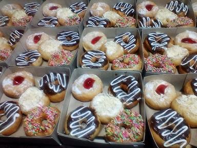 DONAT THAMIANA ( PRODUKSI DONAT MASSAL )