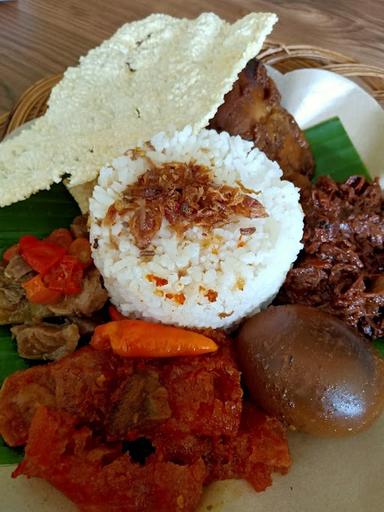 GUDEG MERCON ANGKRINGAN EYANG MAMAH