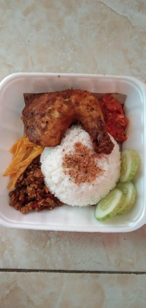 NASI UDUK DAN AYAM GORENG PERTIWI