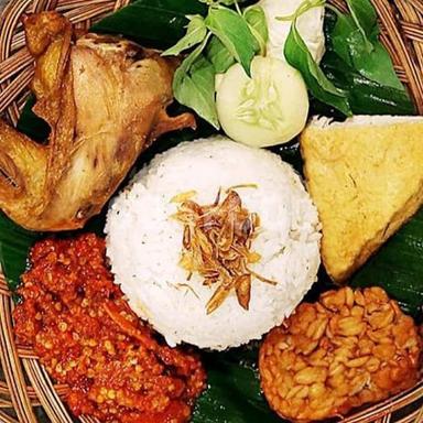 SOTO DAN AYAM GORENG BU NANI