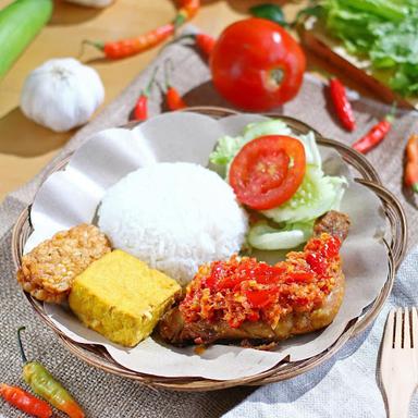 AYAM GORENG SAMBAL BAWANG BANG FARHAN