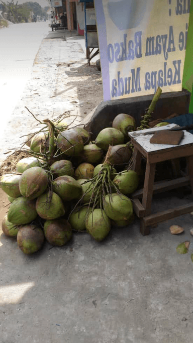 MIE AYAM DAN ES KELAPA PRAMBANAN