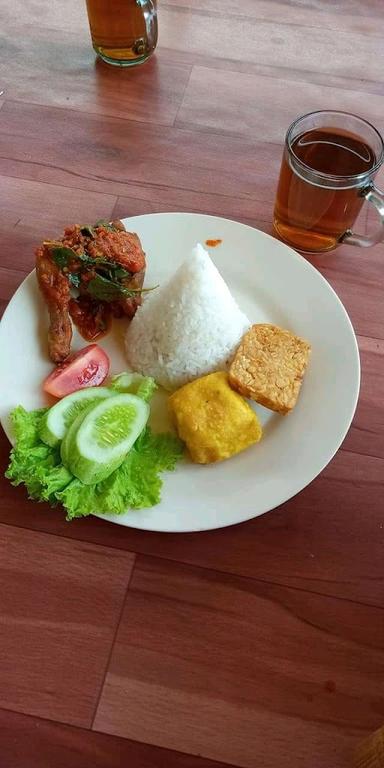 AYAM GORENG DHANI AWEX