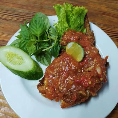 AYAM PENYET & COBEK PAK KUMIS