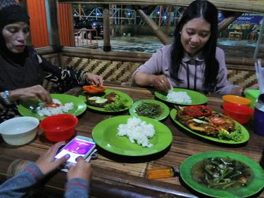 RUMAH MAKAN FAUZI TIGA SEKAWAN