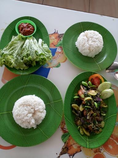 RUMAH MAKAN FAUZI TIGA SEKAWAN