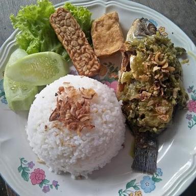 WARUNG FITRI AYAM SAMBAL IJO