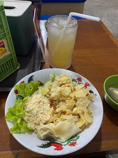 CWIE MIE & BAKSO BASMALAH