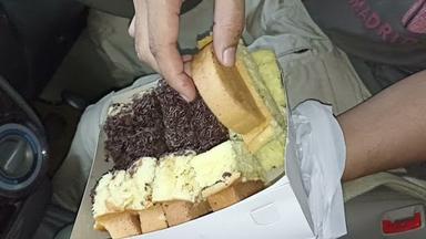 KUE BANDUNG & PUKIS KO AYUNG KOTABARU