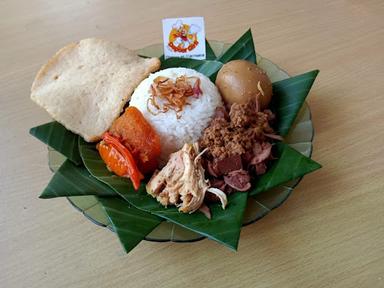 NASI LIWET DAN LONTONG OPOR, DAPOER GIRLI