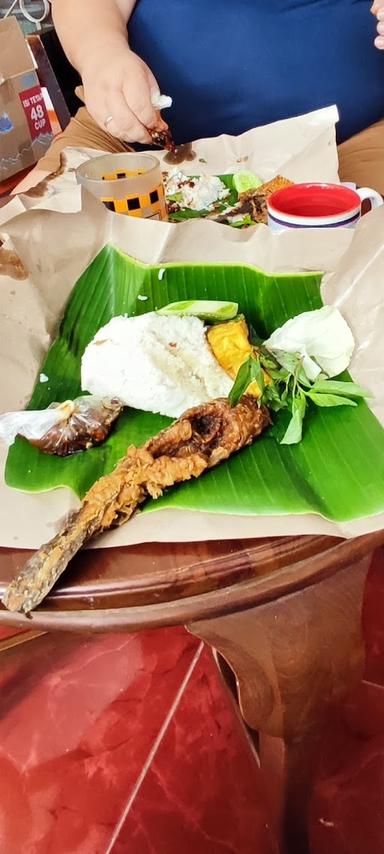 LALAPAN AYAM TIGA PUTRI