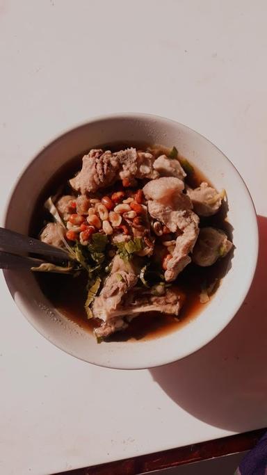 BAKSO BALUNG LAWAR BABI PAK NGURAH