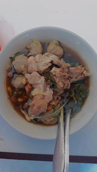 BAKSO BALUNG LAWAR BABI PAK NGURAH