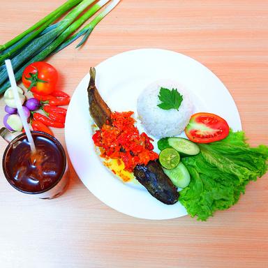 BEBEK & AYAM PENYET SAMBEL JERIT