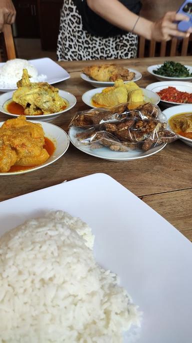 RUMAH MAKAN MINANG SIMPANG AMPEK