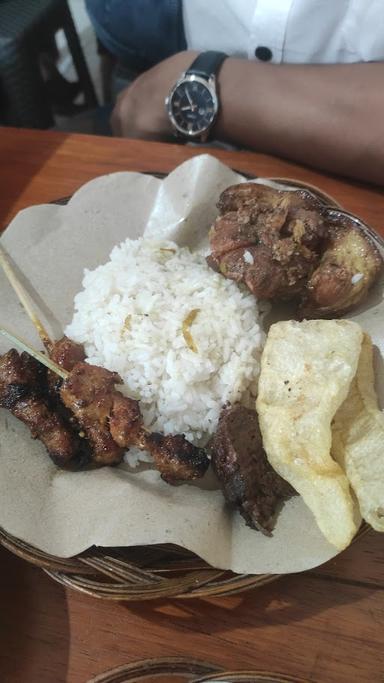 SATE BABI PAK BOTAK