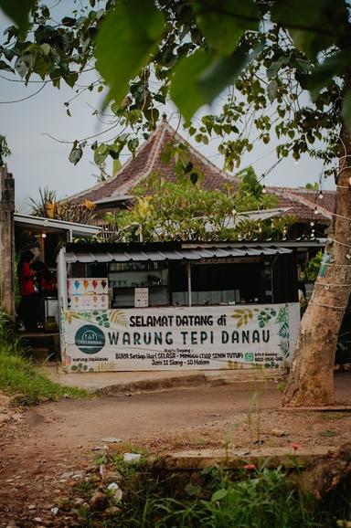 WARUNG TEPI DANAU