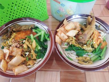 BAKSO KIKIL DAN MIE AYAM TIGA BERSAUDARA