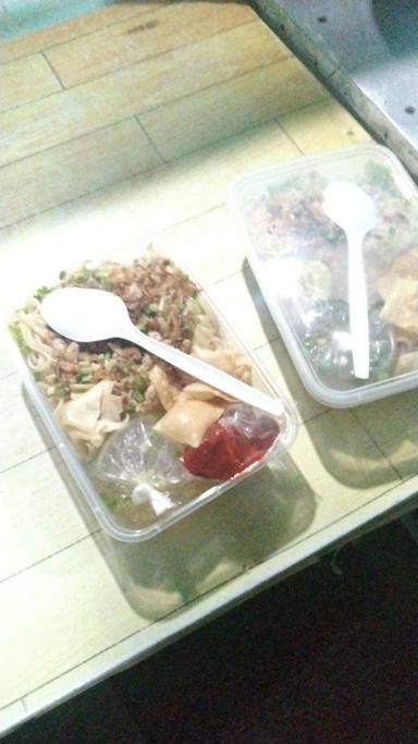 KEDAI CWIE MIE & PENTOL MERCON (DEPAN WARKOP BONEK