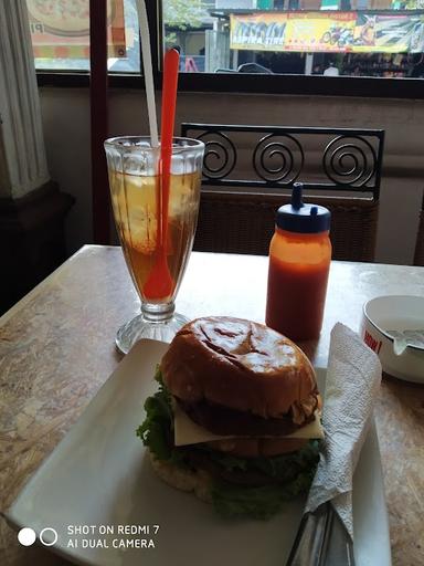 EDAM BURGER & CAFE