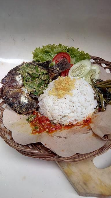 KANTIN IJO NAKILLA AYAM DAN IKAN PENYET SAMBEL IJO