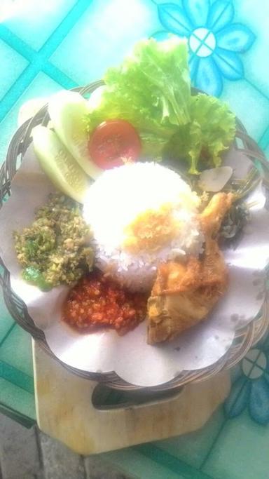 KANTIN IJO NAKILLA AYAM DAN IKAN PENYET SAMBEL IJO