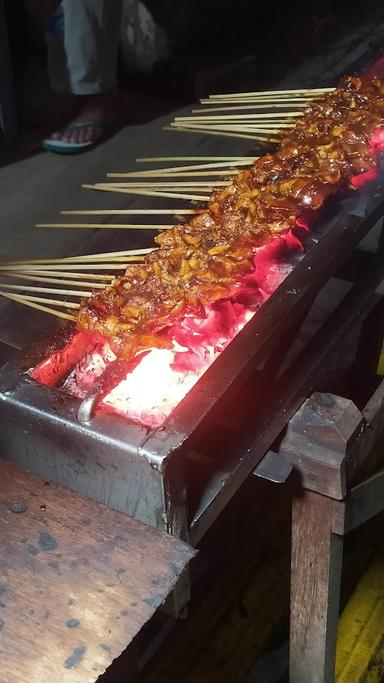 SATE PAK UDIN AYAM DAN KAMBING