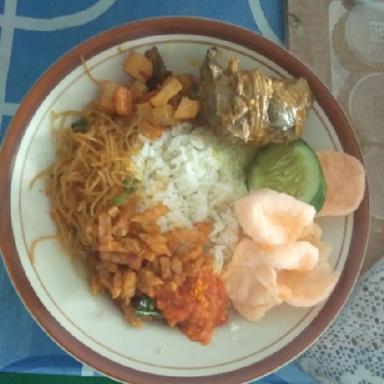 NASI UDUK LONTONG SAYUR AYAM GEPREK BU TRI