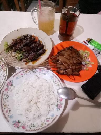 SATE AYAM DAN KAMBING CAK ALI