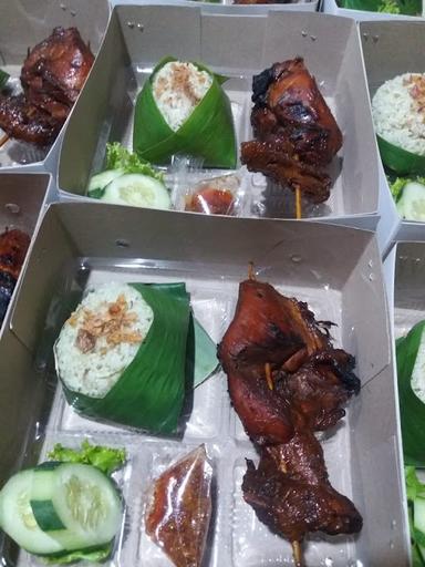 WARUNG NASI UDUK SAYUR HIJAU DAN AYAM BAKAR