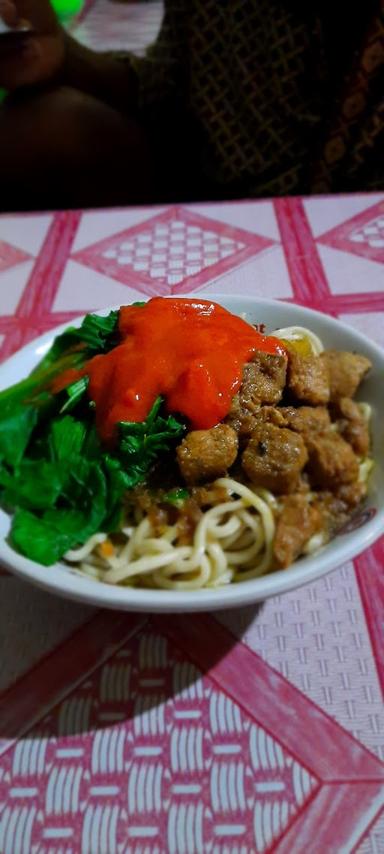 WARUNG SOTO & MIE AYAM MBAH JI