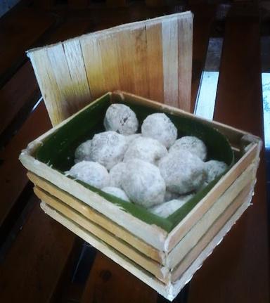 KERUPUK , CILOK, MOCHI MANG IWA