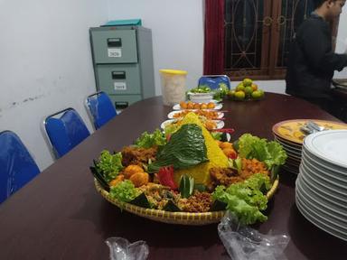 BAKAR IKAN DAN PENGINAPAN RUMAH MAKAN TOKO BAJU MINUMAN JUS PUTRI LAKSANA BR