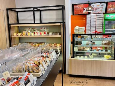 LARITTA BAKERY - GAYUNGSARI