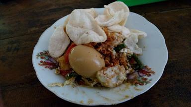 RUMAH MAKAN IBU RIA