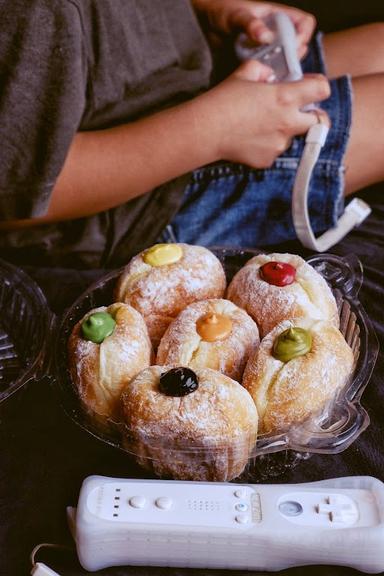 BUGITA DONUTS COUNTER