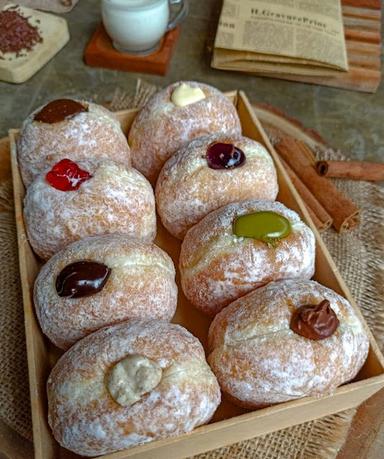 BUGITA DONUTS COUNTER