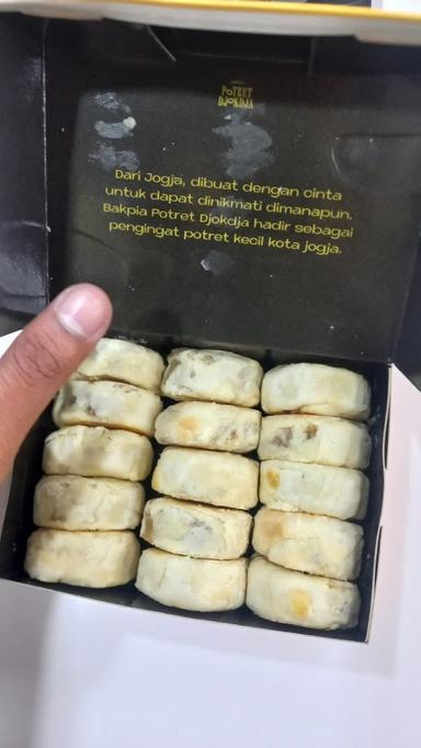 BAKPIA POTRET DJOKDJA STASIUN TUGU