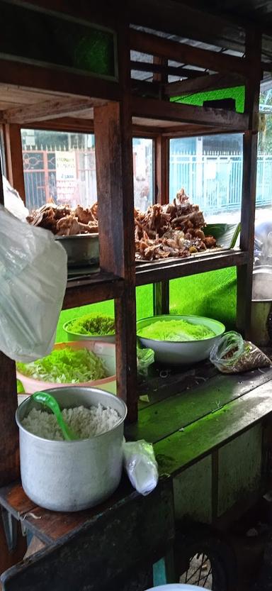 SOTO AYAM KAMPUNG DAN DAGING SAPI PAK GENDUT