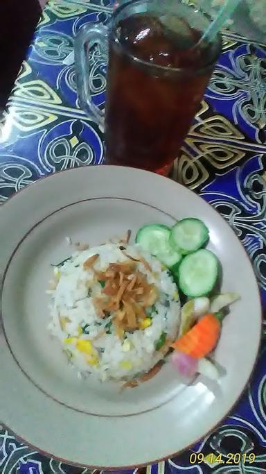 NASI GORENG BU YUYUN DAN ODADING MANG KHOLID JEMBATAN PASAR GEGESIK