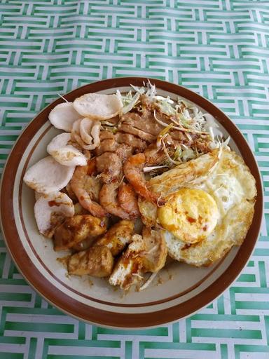 LONTONG TAHU GIMBAL DAN GADO-GADO BU SRI WIDURI