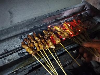 SATE AYAM DAN SATE KAMBING PAK KICIR